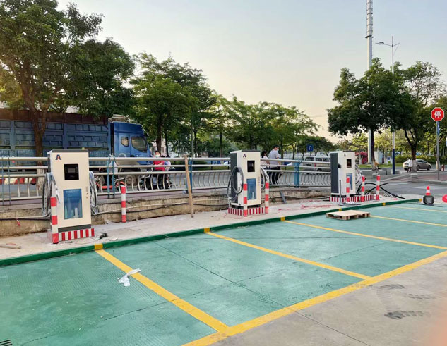 120kW一體式直流充電樁(圖1) 120kW一體式直流充電樁(圖2)